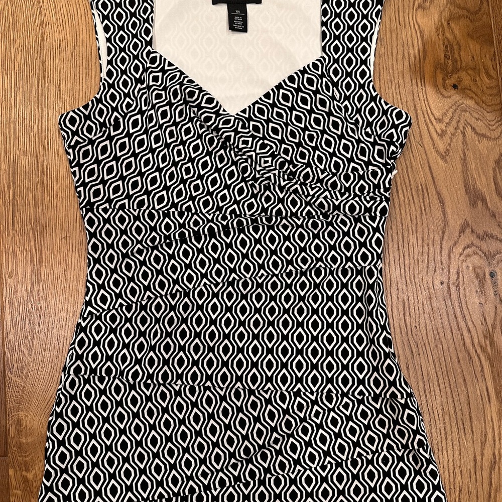 White house black market Geometric Tiered Shell Top